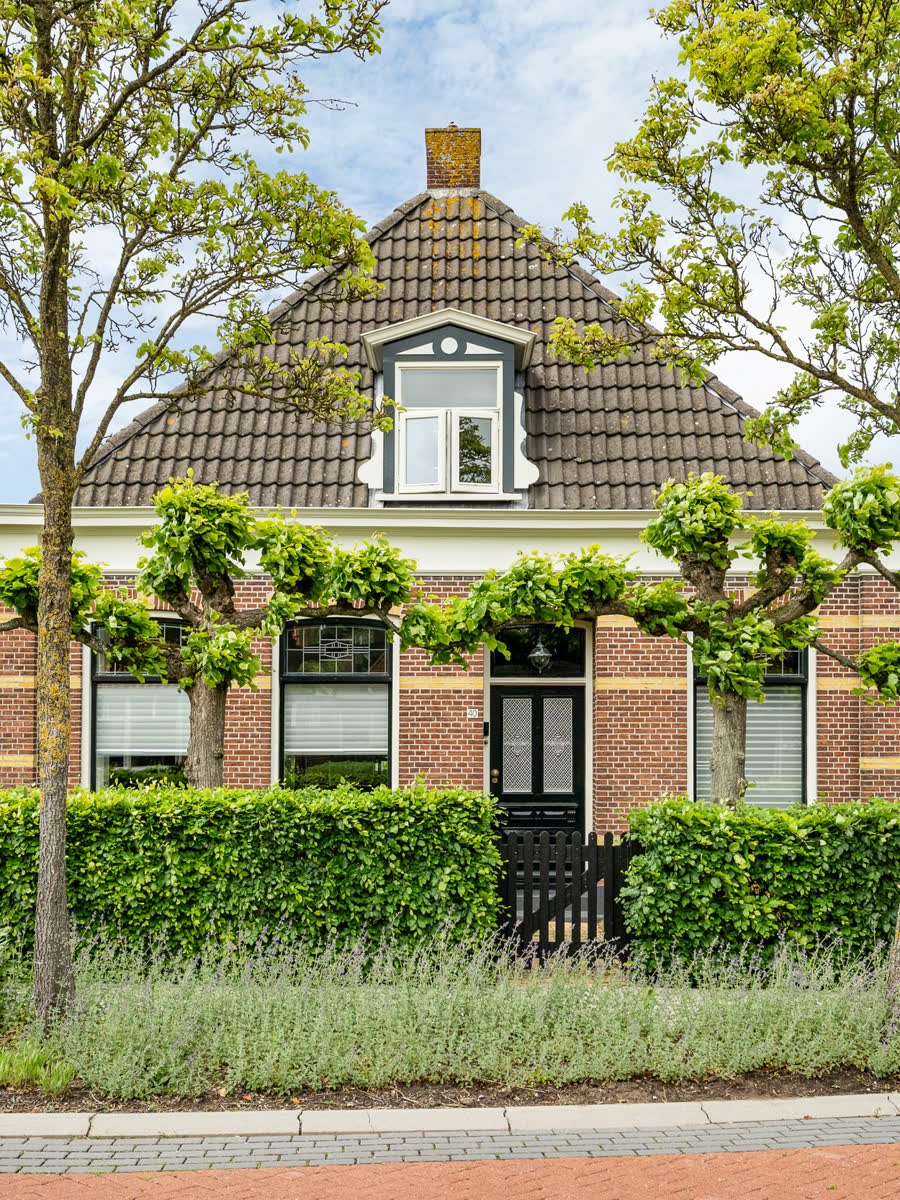 Statische listingfoto van een vrijstaande bakstenen woning